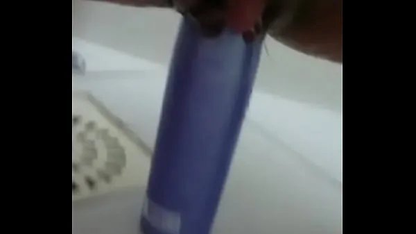 HD Stuffing the shampoo into the pussy and the growing clitoris vrhunske posnetke