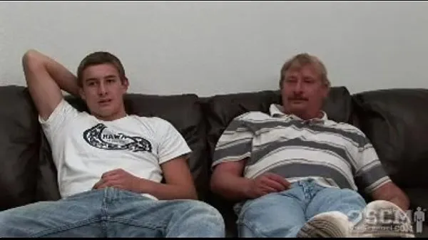 HD Dan y su hijo masturbándose clips principales