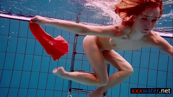 Klipy HD Avenna enjoys swimming in the pool górne