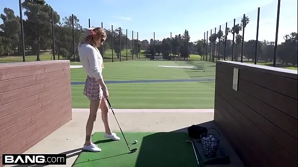 HD Nadya Nabakova puts her pussy on display at the golf course vrhunske posnetke