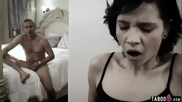 Clips HD La b.-sitter jeune fille obtient le travail si elle fait aussi le père supérieurs