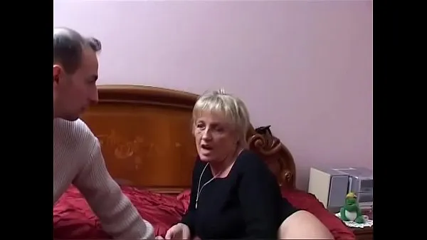HD Two mature Italian sluts share the young nephew's cock top klip