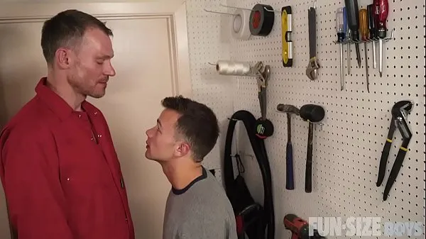 HD FunSizeBoys - Tiny twink fucked after being seduced by tall handyman vrhunske posnetke
