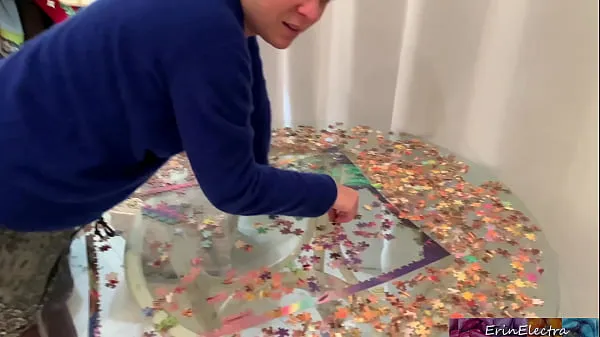 HD Stepmom is focused on her puzzle but her tits are showing and her stepson fucks her de bästa klippen