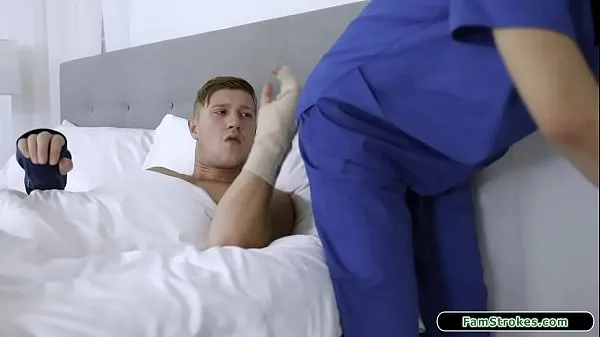 HD19歳の の看護師のstepsisは彼女のstepbroを助けるように頼まれます。彼女が包帯を手に入れるとき、彼女は毛布の下の膨らみに気づき、彼が巨大なハードンを持っているのを見るトップクリップ