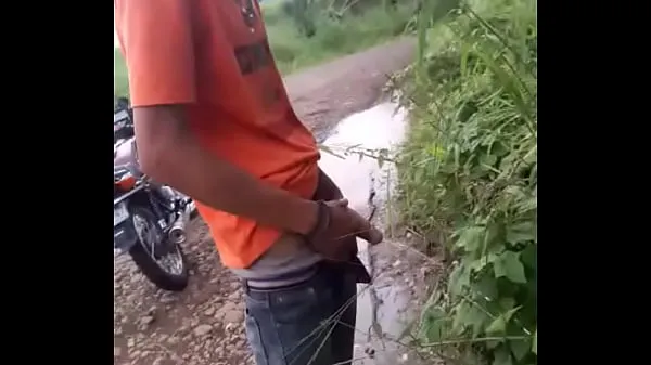 Clips HD Pisse dans la brousse supérieurs