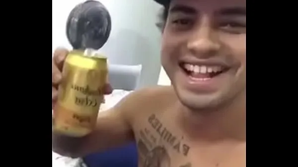 HD Drinking a beer, playing a game peladao / .com/eulipej / lipej top klipy
