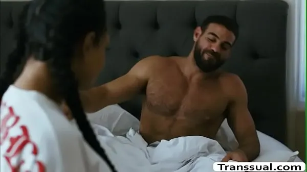 HD La figliastra trans porta una colazione al suo patrigno sul suo letto, poi lo seduce per fare sesso con lei. Inizia a succhiare il suo grosso cazzo con passione e in cambio, il suo patrigno si scopa il culo stretto e bagnato così forte migliori clip