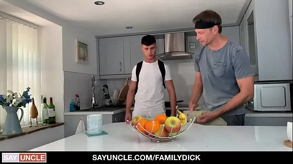 HD FamilyDick - Receiving A Dick And Foot Massage From Stepson κορυφαία κλιπ