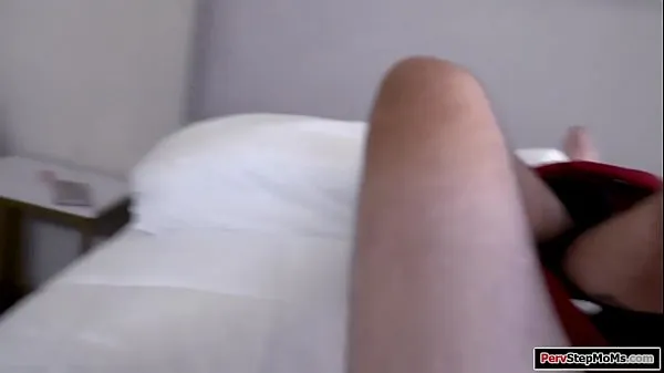 Clips HD Stepson frappe sa belle-mère et sa demi-soeur supérieurs