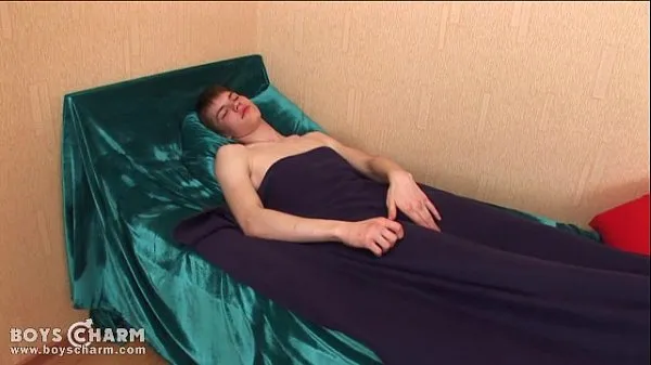 高清Twink teaser peels a banana and beats his meat顶部剪辑