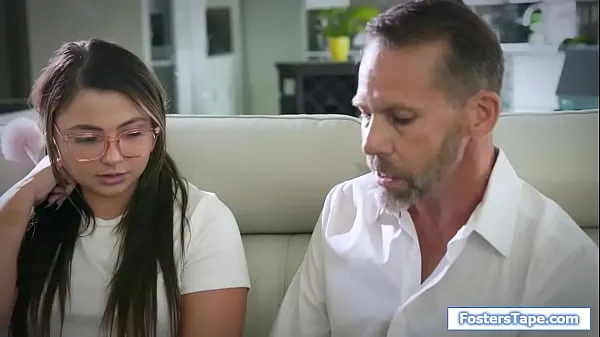 HD La figliastra dalle tette piccole ha una capacità di attenzione ridotta, quindi il suo patrigno la sculaccia, lecca la figa della matrigna tettona mentre viene scopata e gli danno un pompino migliori clip