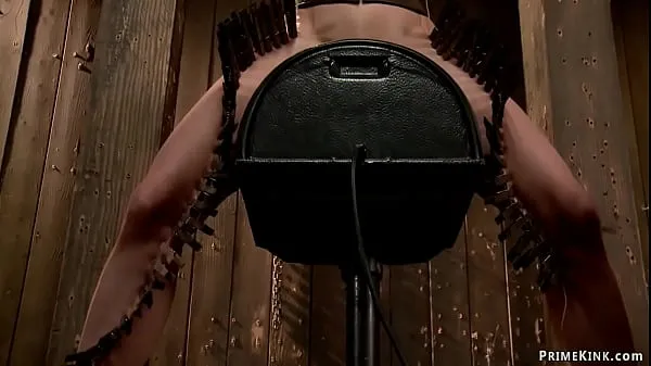 HD A escrava morena amarrada Elise Graves em posição de arco de volta no ar é atormentada, em seguida, coloca Sybian com zíper e amordaçada até a penetração dupla clipes superiores
