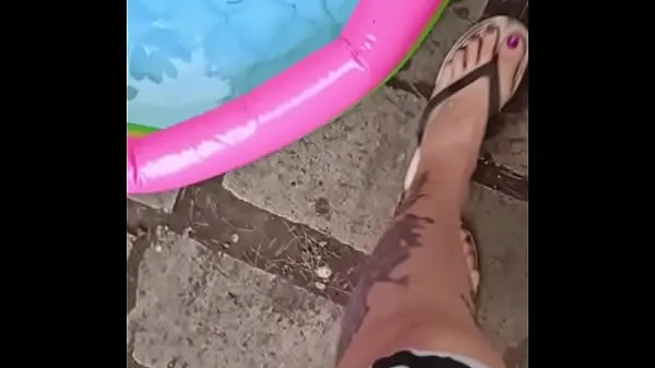 HD Miss Wagon Vegan - Meine Füße im Pool mit Flip-Flops, damit Sie sie ausrutschen können Top-Clips