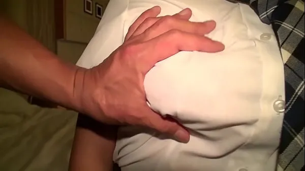 高清日本短发学校女生。 她晒黑的身体太性感了。 这是她第一次尝试色情视频。 最后，在她的小姑娘里面顶部剪辑