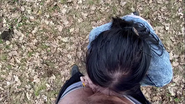 HD Im Wald auf den Knien zog er am ersten Tag einen Kerl heraus und duckte ihn Top-Clips