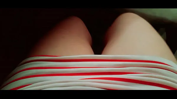 高清继母在等待她的继子到来时触摸自己，以便他操她，真正的自制素人顶部剪辑