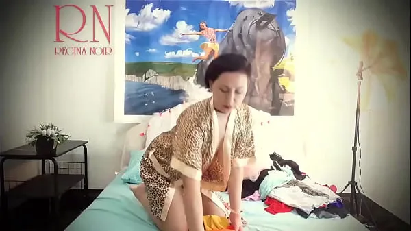 高清夫人脱下她的白色内裤和跳舞的醉酒。 显示猫。 预告片 家庭主妇在床上摆出性感的内衣和衣服。 她试穿内裤，紧身胸衣，胸罩，袜子，长筒袜，紧身衣，闲荡。 复古怀旧风格 荡妇在性感的衣服摆姿势精美 母 显示抚摸她的阴户和手淫顶部剪辑