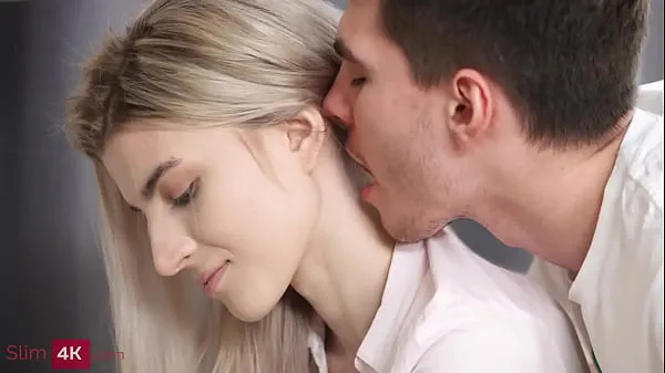 HDスキニーティーンは彼女の興奮したBFとの迅速なセックスのための時間を見つけますトップクリップ