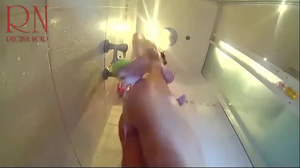 高清淋浴间隐藏的摄像头。 一个年轻的裸体女孩在淋浴时用肥皂清洗。 一位漂亮的女士在淋浴间洗澡。 她用肥皂洗胸部、屁股和阴部。 OMG 完美的多肉猫。 显示她的山雀、 乳头、 多汁剃光猫。 你可以在淋浴时操一个小可爱顶部剪辑