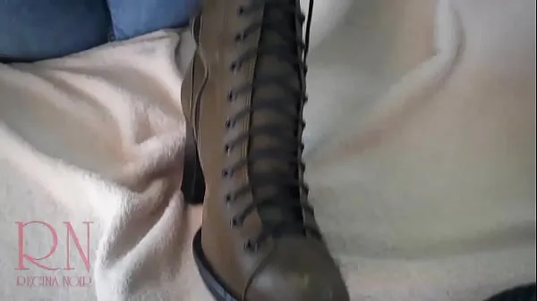 高清靴子恋物癖 嘿 ！ 你好吗？ 你不常来看我！ 你的邻居莉迪亚想念她的朋友。 行！ 我很高兴你来了！ 我穿着靴子让你烦恼吗？ 它们是新的……看！ 但我可以把它们取下来！ 继续穿鞋？ 你喜欢我的新靴子吗？ 我知道你喜欢我的鞋子和靴子！ 我买了这些给你看！ 看，多么强大的高跟鞋！ 我可以用我的脚后跟踩你的球！ 哦，恋物癖！ 也许我应该踩在你的脸上？ 还是踩你的鸡巴？ 鞋带很结实！ 我可以绑你的鸡巴！ 闻一闻我靴子的新皮！ 你可以暨！ 经常来找我顶部剪辑
