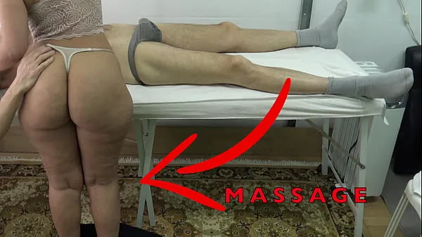 HD Sirvienta Masajista con Gran Trasero ¡Déjame levantar su vestido y tocar su coño mientras ella masajea mi polla clips principales