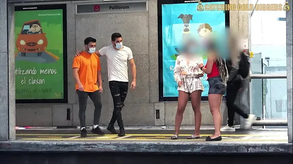 HD Encontro De Duas Garotas Sensuais No Ponto De Onibus Termina Em Incrível CUARTETO Voltar Para Casa clipes superiores