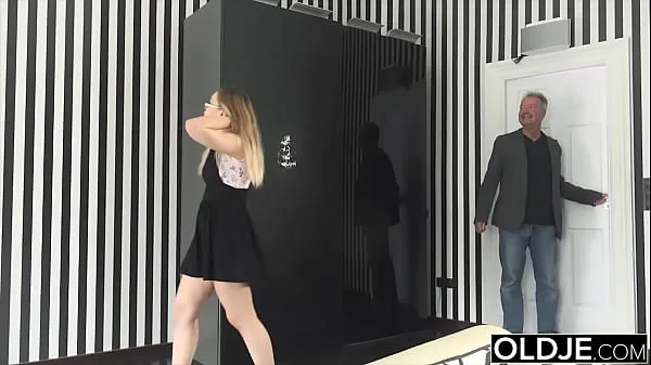 HD Она сосет член старика и заставляет его кончить ей в рот лучшие клипы