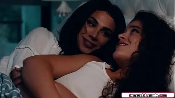 HD Madrasta trans Ariel Demure abraça a enteada e elas se beijam. Os peitos pequenos da tgirl lambem a boceta e o bebê dá a ela um bj clipes superiores