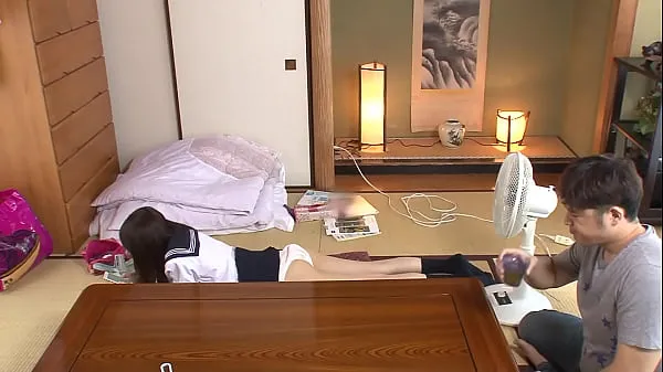 HD A casa, la mia sorellina se ne va in giro seminuda. Anche se non lo guardi, se lo guardi, non puoi sopportare il corpo della donna adulta e toccarlo involontariamente, e non è una sorpresa sesso vaginale con sborrata! [Parte 1 migliori clip
