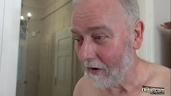 HD Un vecchio dai capelli bianchi fa sesso con un' ninfomane che vuole il suo cazzo dentro di lei migliori clip
