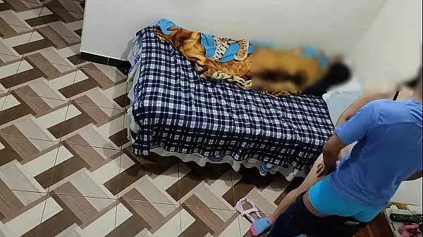 Clips HD Je baise avec l'amie de ma femme cocu pendant qu'elle fait la sieste, quel délicieux cul de son amie pendant qu'elle se repose, nous aimons baiser à ses côtés supérieurs