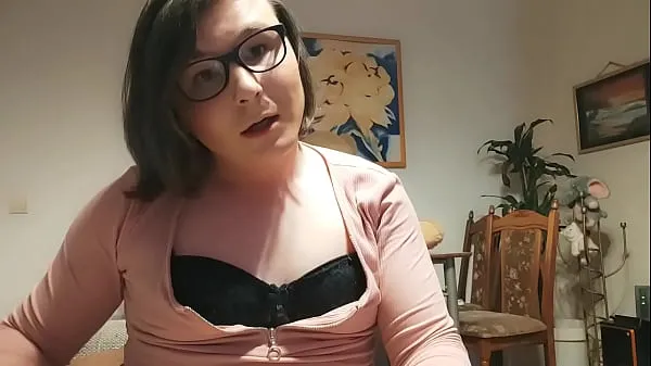 高清业余人妖 - 变性人 Anallisa 展示了如何操她的阴户，如何吮吸假阳具和舔自己的精液 - 她展示了如何作为一个放荡的荡妇和妓女获得真正的性高潮 - 妓女嘴里塞着塞子顶部剪辑