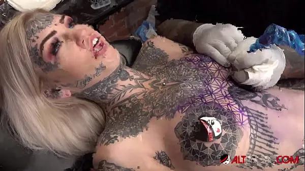 HD Sascha plays with Amber Luke while she gets tattooed Klip atas