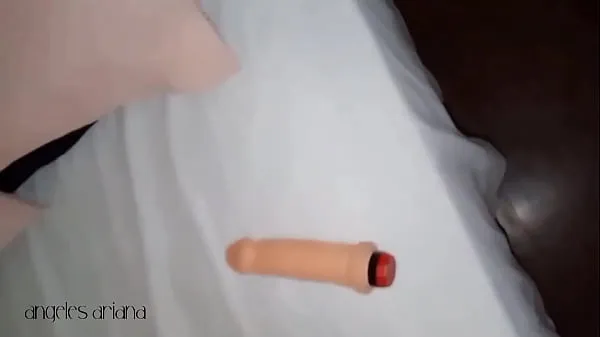 高清鏡子顯示了我給你口交時我的屁股是如何張開的。你的雞巴肯定會變得非常堅硬，非常適合進入我的屁股。假陽具進入我的隊列顶部剪辑
