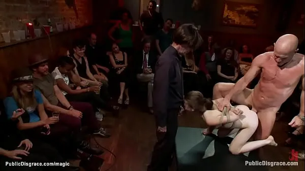 HD-Flexible slim blonde babe Sensi Pearl is tied with leg in the air and groped by strangers then gang bang fucked by huge dicks for the crowd in public mest populære klipp