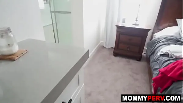 HD Madrastra MILF caliente invita a su hijastro al baño y le chupa la polla clips principales