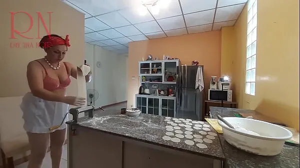 高清裸体管家 Regina Noir 在厨房做饭。 裸体女仆包饺子。 裸体厨师。 一位赤身裸体的家庭主妇正在厨房准备晚餐。 堕落异想天开的管家不穿内裤在屋里工作顶部剪辑