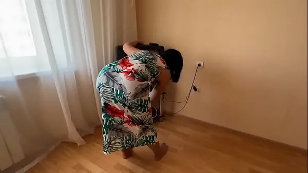 HDステップママは、息子が彼女を見ていることに気づき、アナルセックスの前に口にペニスを入れましたトップクリップ