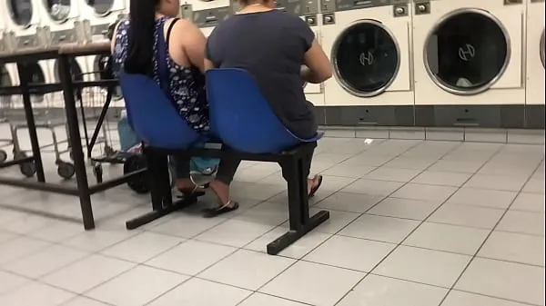 HD 2 HIspanic Ladies In Flannel Skirts Candid SHOEplay In Laundromat Pt.1 clips principales