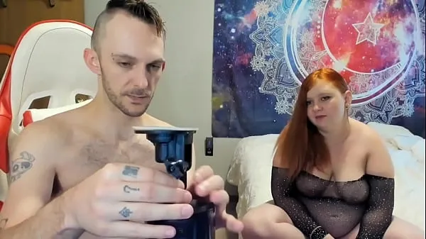 高清色情情侣丈夫和妻子拆箱男性性玩具供丈夫使用，由 Sin Spice顶部剪辑