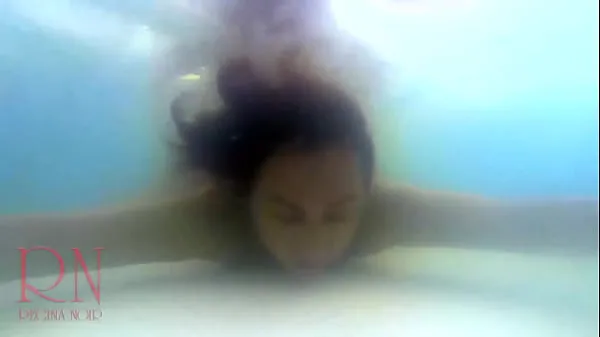 高清水下憋气。 统治粗暴的性行为。 裸体主义者 Regina Noir 在游泳池里游泳、吸吮和乱搞。 户外性爱。 当她是 uderwater 时，他妈的一个妓女的嘴和猫顶部剪辑