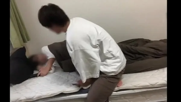 高清与她在假日约会后，在床上沉睡聊天时发生性关系顶部剪辑
