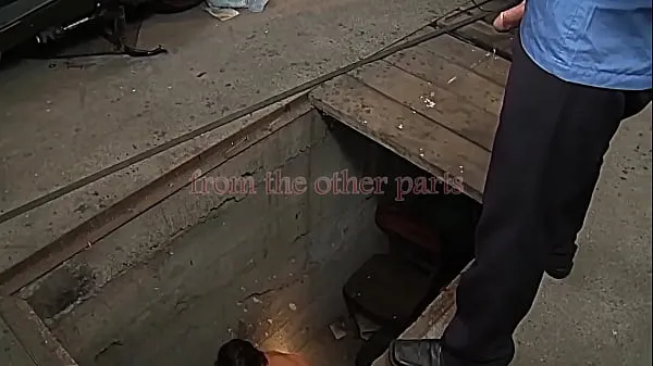 高清荡妇为用。 第 2 部分。她喜欢她的屈辱，她喜欢他的统治。 他在她的屁股上撒尿，把他的脚伸进她的嘴里，她喜欢所有的淫乱的东西顶部剪辑