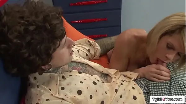 Clips HD La belle-mère trans Delia DeLions aide son beau-fils avec une gaffe et lui suce la bite. Il suce la bite de la transsexuelle puis la tgirl aux gros seins se fait sodomiser supérieurs
