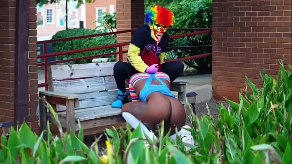 Clips HD La femelle Chucky se fait effrayer par un clown le soir d'Halloween supérieurs