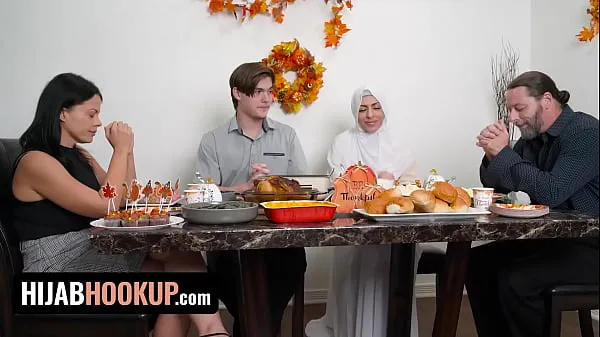 HD La Nena Musulmana Audrey Royal Celebra El Día De Acción De Gracias Con Una Cogida Apasionada Sobre La Mesa - Conexión Hijab clips principales