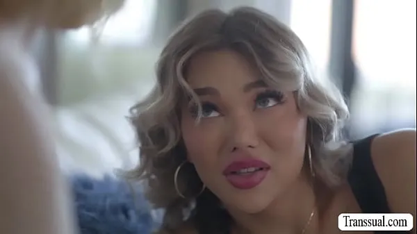 HD Shemale rico mostra sua nova mansão para sua melhor amiga. Depois disso, eles ficam com tesão e começam a foder na cama clipes superiores