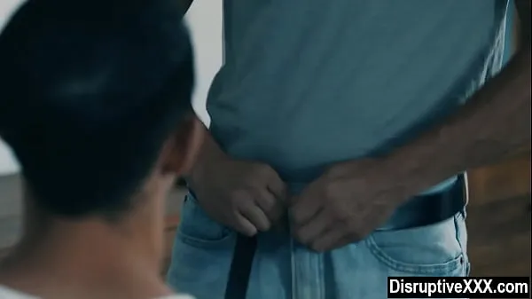 Clips HD Le locataire n'a d'autre choix que de baiser le beau-fils du propriétaire supérieurs