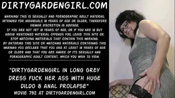 Clips HD Dirtygardengirl en longue robe grise baise son cul avec un énorme gode et un prolapsus anal supérieurs